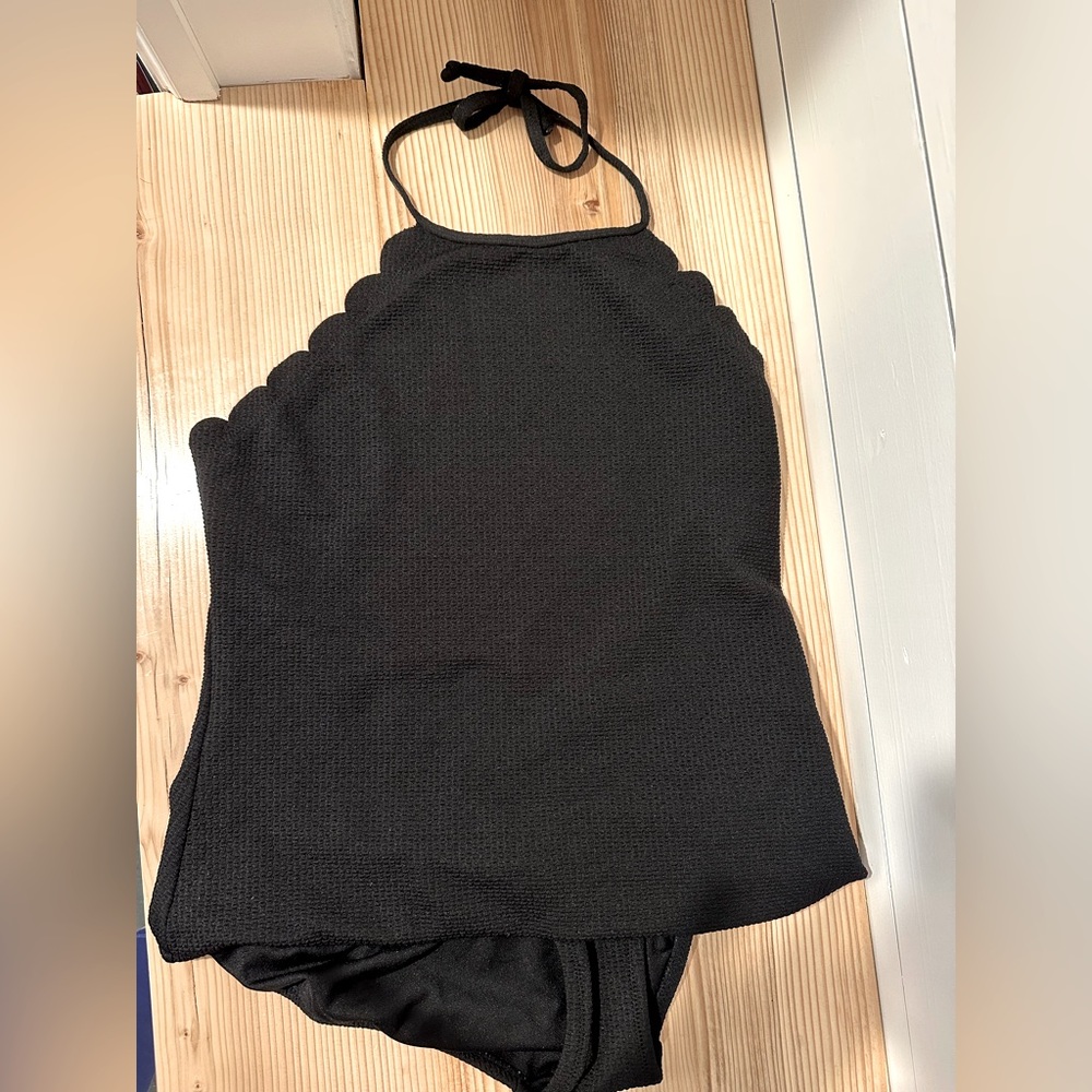 Old Navy High Neck one piece Halter - large - full coverage toosh - textured